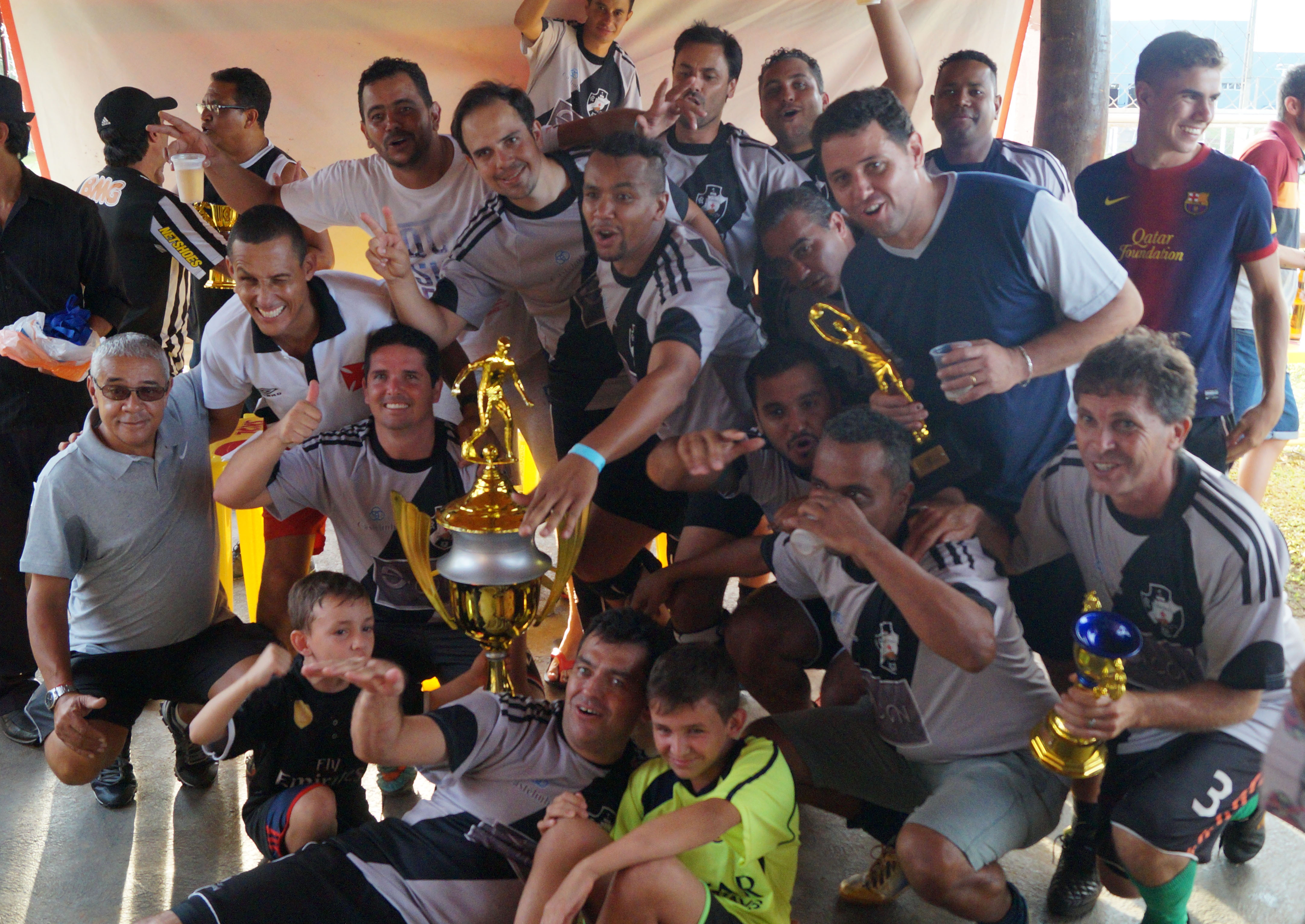 Empate no tempo normal e uma vitória nos pênaltis garantiu o título do Campeonato de Futebol do Castelinho para a equipe do Vasco da Gama (Foto: Palavra Fácil Comunicação)